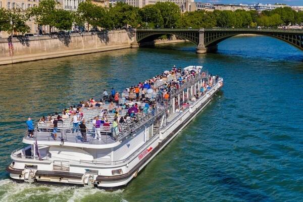 Paříž: Vyhlídková plavba lodí Bateaux Mouches po řece Seině.
