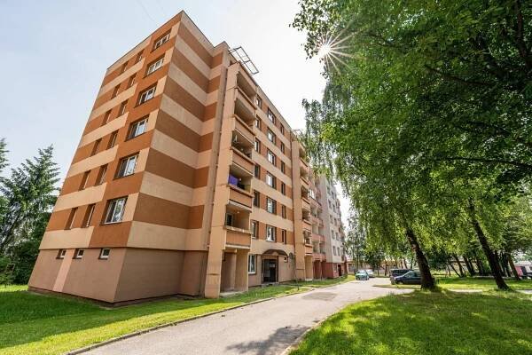 Prodej rekonstruovaného, prostorného DV bytu 3+1, se středovou halou a lodžií, Třeboňská, Borovany.