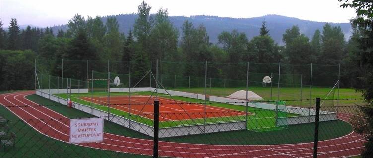 V šumavských Prášilech právník vybudoval sportovní areál, lidé protestují
