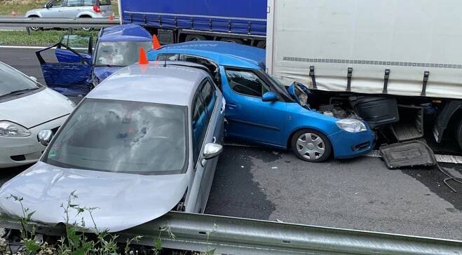 Hromadná nehoda na D6. Srazily se dva náklaďáky a čtyři auta