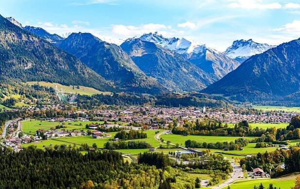 panoramatický výhled na obersdorf v allgau, bavorsko, bayern, německo. alpy v tyrolsku, rakousko. - allgäu - stock snímky, obrázky a fotky
