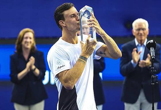 Márton Fucsovics s trofejí pro vítěze turnaje ve Winston-Salemu.