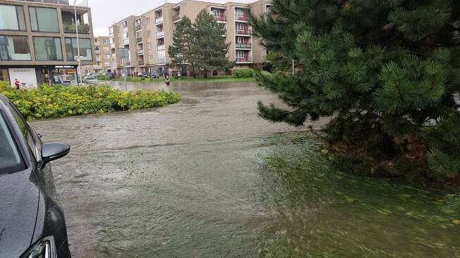 VIDEO: Bouřka a příval vody v Boskovicích. V centru města uvízla auta v laguně