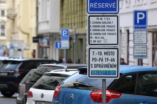 Placení za parkování v modrých zónách: místo hledání automatu raději přes mobil