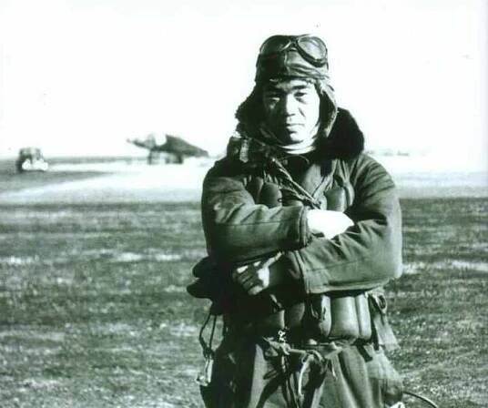 Soubor:Saburo Sakai in flight suit at Hankow Airfield.jpg