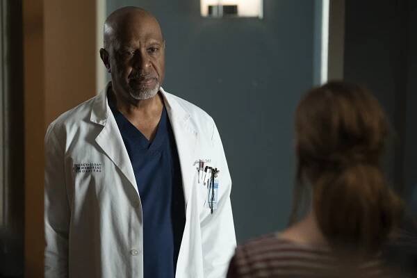 Chirurgové - Úkryt před bouří - Z filmu - James Pickens Jr.