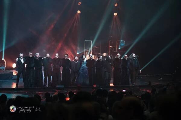 Gregorian ohromili svými chorály a světelnou show Prahu