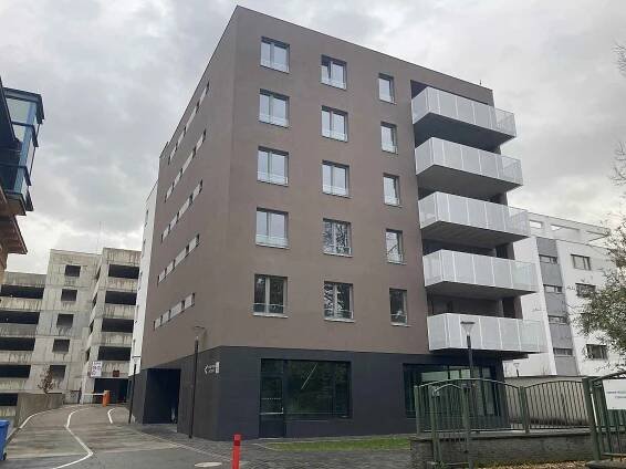 Smilovka nabízí 108 nových bytů, parkovací dům, komerční prostory i klidovou pěší zónu se zelení. Developer navíc dodržel slib, který dal městu, a otevřel zkratku pro pěší k Machoňově pasáži v centru města.