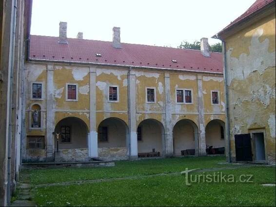 Soubor:Klášter Hájek - nádvoří.jpg
