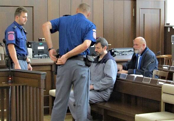 Odsouzený inženýr Tomáš Burian u krajského soudu ve středu 18. října při veřejném projednání povolení obnovy procesu se svým právníkem Robertem Kaše a eskortní službou.