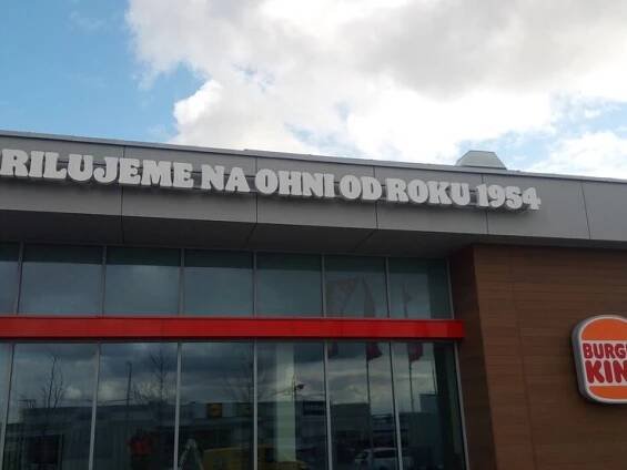 Retail Park Praha Štěrboholy - reklamní zařízení Burger King - PROST - orientační systémy 