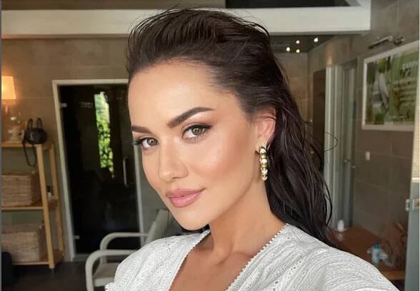 Turkish actress Evcen is able to speak Turkish, English, German, and Spanish
