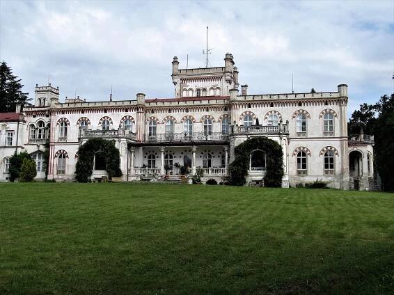 Soubor:Jevišovice, nový zámek (1).jpg – Wikipedie