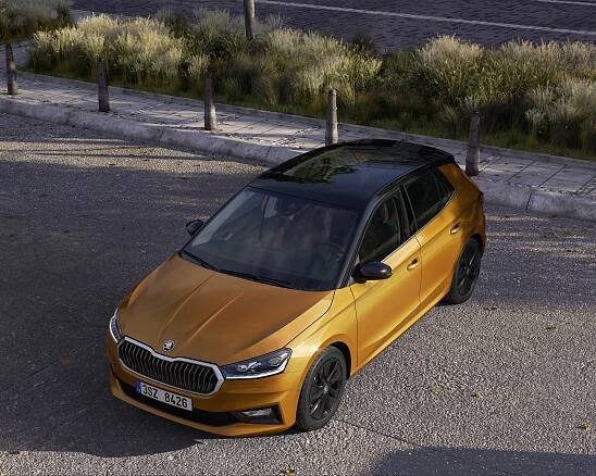 ŠKODA Fabia stojící ve městě 