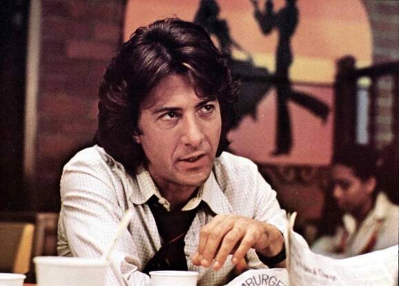 Herec v sukni Dustin Hoffman. Symbol feminismu i jeho odvržený odstrašující příklad