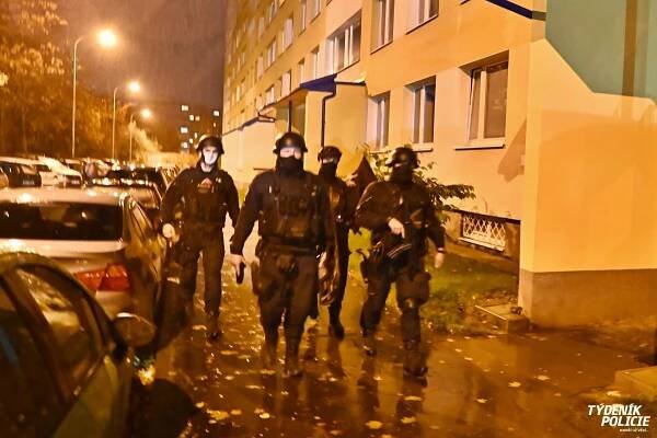 Policisté v Praze zasahovali u muže, který měl podle své rodiny vyhrožovat sebevraždou | Týdeník Policie