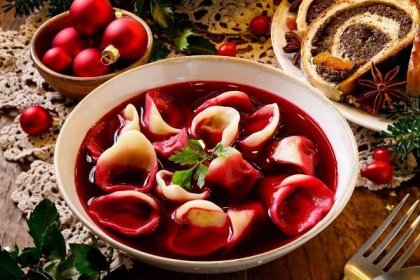 Vánoční polévka z červené řepy, boršč s knedlíky plněnými houbami (Zdroj: Shutterstock) 
