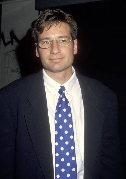 DAVID DUCHOVNY - When the opportunity to play Agent Mulder on 'The X-Files' arose, David Duchovny wasn’t the least bit interested in working in television. Nor was he particularly drawn to a supernatural series being developed by Fox, a network struggling at the time. “In 1993, there was an elitist division between movie actors and TV actors. And because I was an elitist and thought myself an artist, I was going to do movies. But my manager [Melanie Greene], bless her, said she had a feeling about 'The X-Files.' And that I needed to pay rent.” he later confessed to 'The Hollywood Reporter.' He couldn’t have predicted that Chris Carter’s series would turn him into one of the most recognizable faces on the planet — and a nerdy sex symbol to boot. This unlikely combination didn’t go unnoticed in Hollywood. Duchovny, eager to break into films, began receiving offers and soon announced his desire to leave 'The X-Files,' a decision that ultimately contributed to the show’s premature end. The real heart of the series wasn’t the government conspiracies or the “monster of the week” — it was the undeniable chemistry between Duchovny and his co-star, Gillian Anderson.

Duchovny took legal action against Fox, but a settlement was eventually reached outside of court that allowed the actor to leave the series, while still appearing in its final episodes and the subsequent films. (In the picture, David Duchovny in 1992.)








