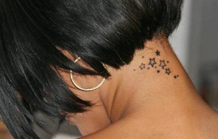 Tetování na krku (67 fotografií): náčrty, nápisy na krku zad a malé tetování na krku vpředu, hvězdy a krásné květiny na