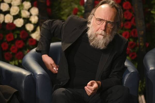 Bol pri zrode ruského fašizmu, potom prešiel k satanistom. Kto je Dugin a aký vplyv má na Putina?