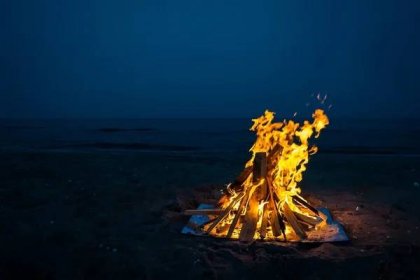 Táborový oheň v noci — Stock obrázek