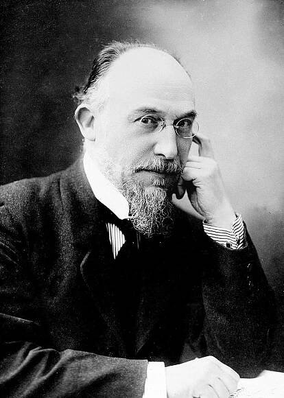 Erik Satie na fotografii Henri Manuela z roku 1920