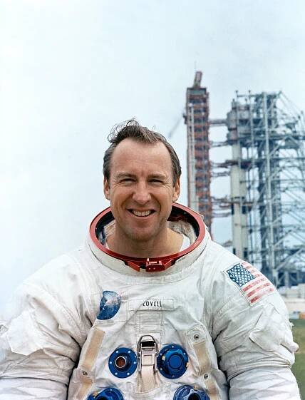 Jim Lovell před raketou Saturn 5 před startem Apolla 8 r. 1968 (Zdroj: NASA)