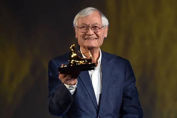  Roger Corman poses with the Pardo d'Oro during the 69th Locarno Film Festival on August 10, 2016 in Locarno, Switzerland.