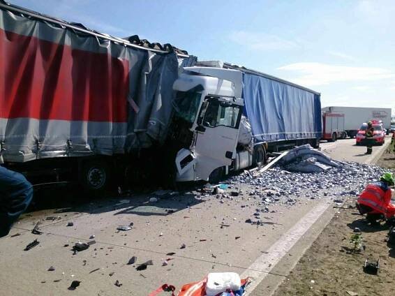 Hromadná nehoda na D2! Dálnici zablokovala havárie šesti kamionů