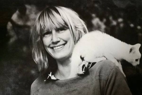 Eve Babitz, a Hedonist With a Notebook, Is Dead at 78