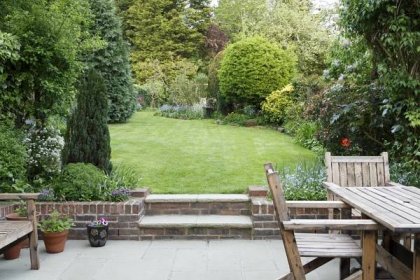 V typické anglické zahradě nalezneme zvlněný terén, terasy, dokonalý trávník, vodu, ale i zvířata a lidi jako dekoraci