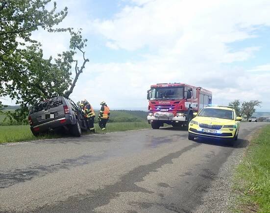 Auta u Kvasic a u Nivnice narazila do stromů. Zranění utrpěli cestující i pes