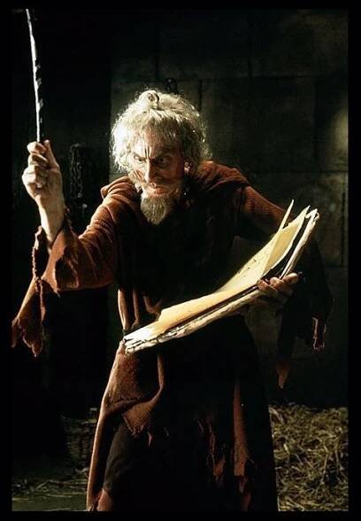 FOTO: Čáryfuk (Geoffrey Bayldon) je výstřední, neupravený, neschopný, ale milý čaroděj. – stránka 1