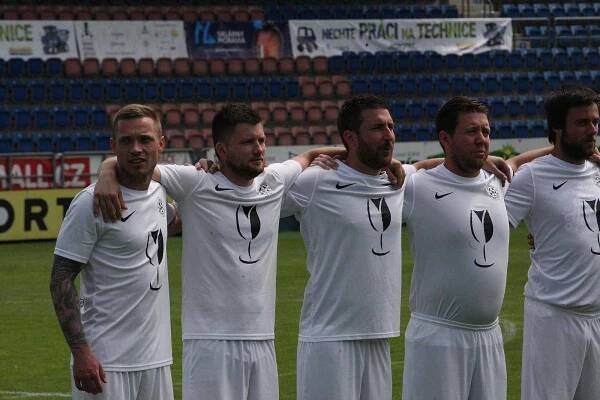 Tým FC Vinaři České republiky (bílé dresy) se dostal na domácím mistrovství Evropy ve fotbale až do finále, když Německo porazil na penalty.