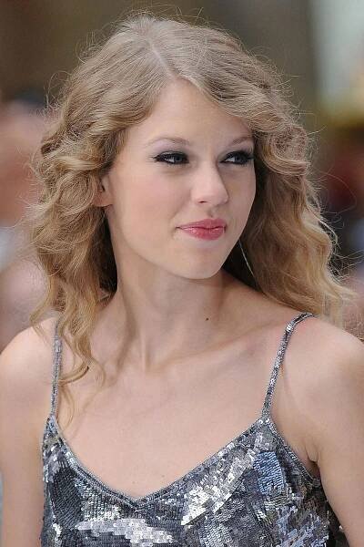 Je nahá kočka na téhle fotce mladičká zpěvačka Taylor Swift? Posuďte sami