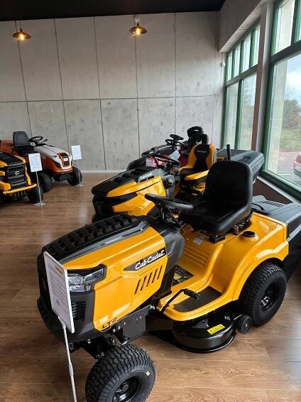 Traktorová sekačka s košem Cub Cadet LT2 Č.92, hydrostat, výkonný traktor, 14 kW Objem motoru 439 cm³
