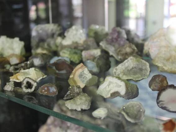 FOTO: Nové muzeum minerálů mají na náměstí ve Velharticích