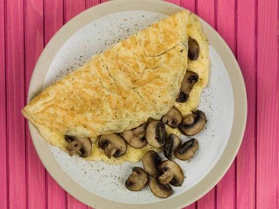 Čerstvě vařené houbovou omeletu k snídani nebo oběd — Stock obrázek