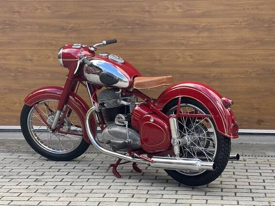 Tatra 603 "šilhavka" nebo první model Jawy. To jsou hlavní hvězdy veteránské aukce