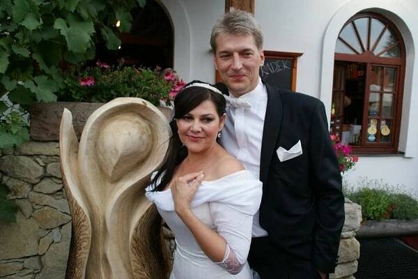 Nejoriginálnější svatební dar Ilony Csákové? Dřevěný anděl připomínající dělohu
