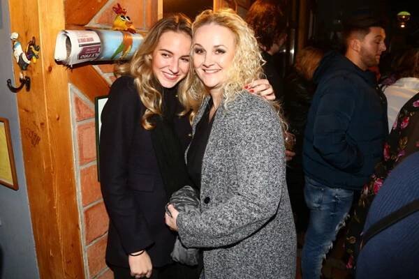 FOTO: Viktorie Genzerová se svou maminkou Lindou Finkovou. – stránka 17