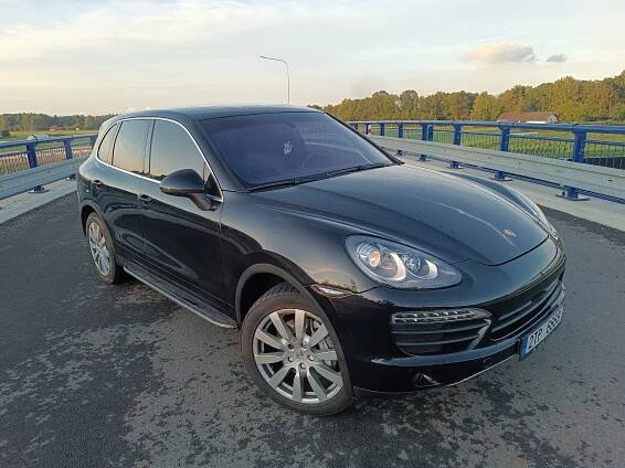 PORSCHE CAYENNE S 4.8i V8 - 294KW. R.v 6/2011,Najeto 280*Tkm,.Česke doklady a SPZ,. STK 12/2026,.2-KLIČE.NOVE LETNI PNEU R20.NOVE TAŽNE ZAŘIZENI. PŘIPLATKOVA VYBAVA.STŘEŠNI OKNO,PADLA ŘAZENI,ALKANTARA STROPNICE,KOŽENA PALUBNI DESKA,ADAPTIVNI TEMPOMAT. VYHŘIVANA,VENTILOVANÉ PŘEDNI SEDADLA, pohon 4X4, VZDUCHOVÝ PODVOZEK, bez klíčové otevírání a startování, STŘEŠNÍ OKNO,DŘEVENY DEKOR INTERIERU,ALCANTARA STROPNICE, automatické svícení,DOTYKOVÁ OBRAZOVKA, nastavitelné sedačky, ELEKTRONICKY OTEVIRATELNY KUFR, ABS, ESP, automatická klimatizace,NAVIGACE, Asistent při jízdě ze svahu