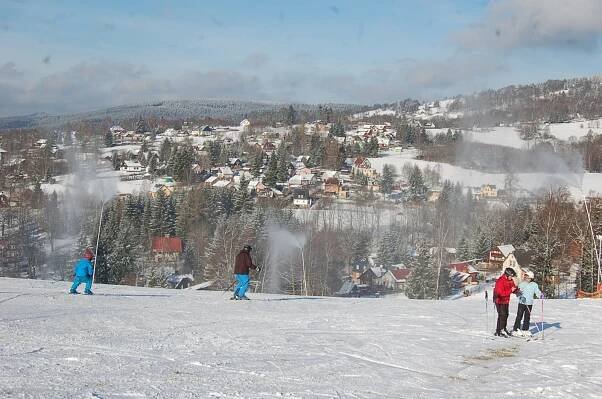 VIDEO: Podmínky na horách se rychle lepší, skicentrum naplno zasněžuje