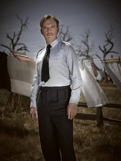 Hugo Weaving - Švadlena - Promo