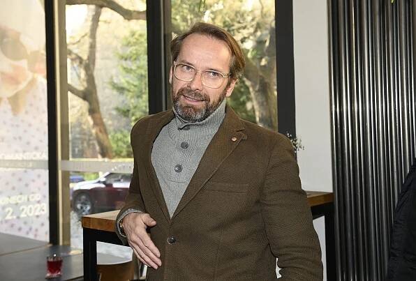 Takhle jste ho ještě neviděli. Jan Révai kvůli kudrlinám seděl u kadeřnice v natáčkách