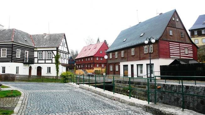 Soubor:Chřibská, podstávkové domky na březích říčky Chřibská Kamenice 01.jpg