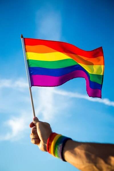 LGBT+ lidé, zahoďte duhovou vlajku! Duha jako symbol LGBT+ komunity na společnost začíná působit jako rudá na...