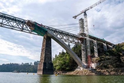 JIŽNÍ ČECHY: Nad Orlickou přehradou vzniká unikátní obloukový železniční mostZa krásnější Vimperk