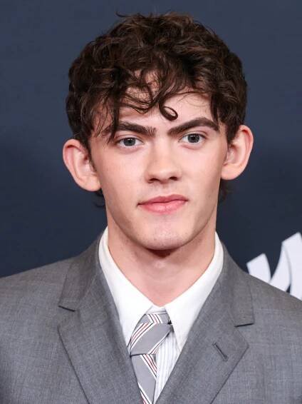 Joe Locke’s textured waves bring soft volume and natural shape, making this cut a standout among 2025’s top hairstyles for men.