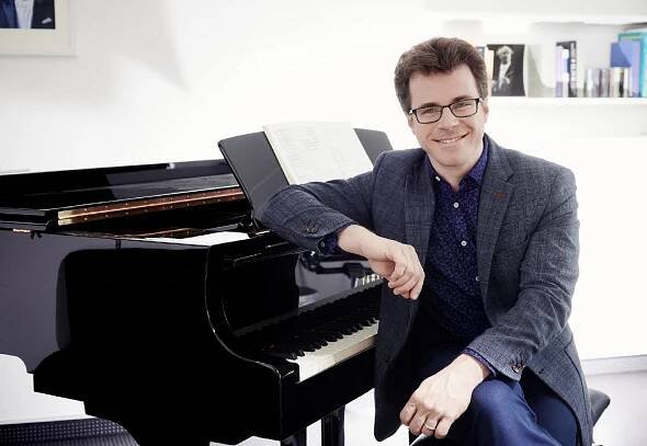 Dirigent Jakub Hrůša získal nominaci na americké ceny Grammy za album Bohemian Tales